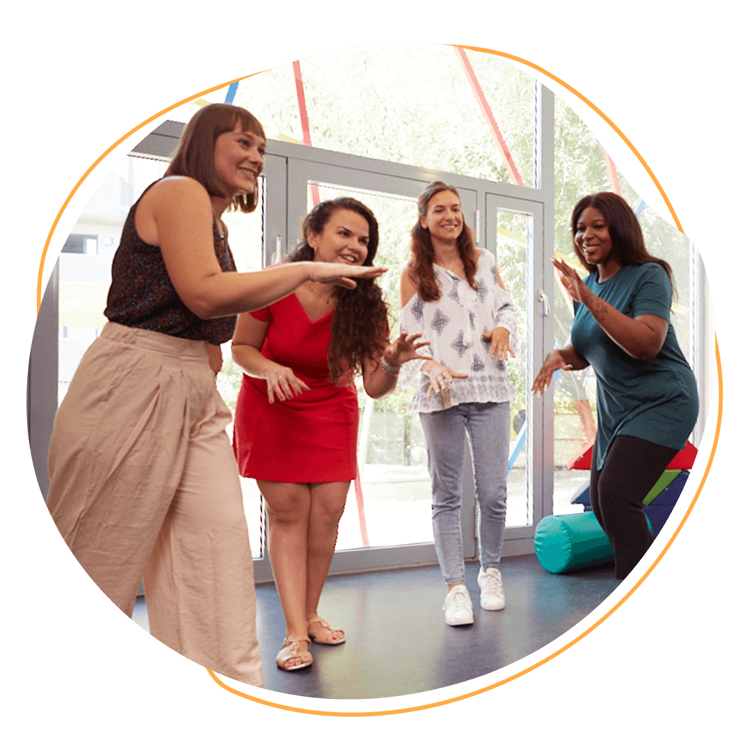 Teilnehmerinnen einer musikpädagogischen Fortbildung bei einer Kreisübung